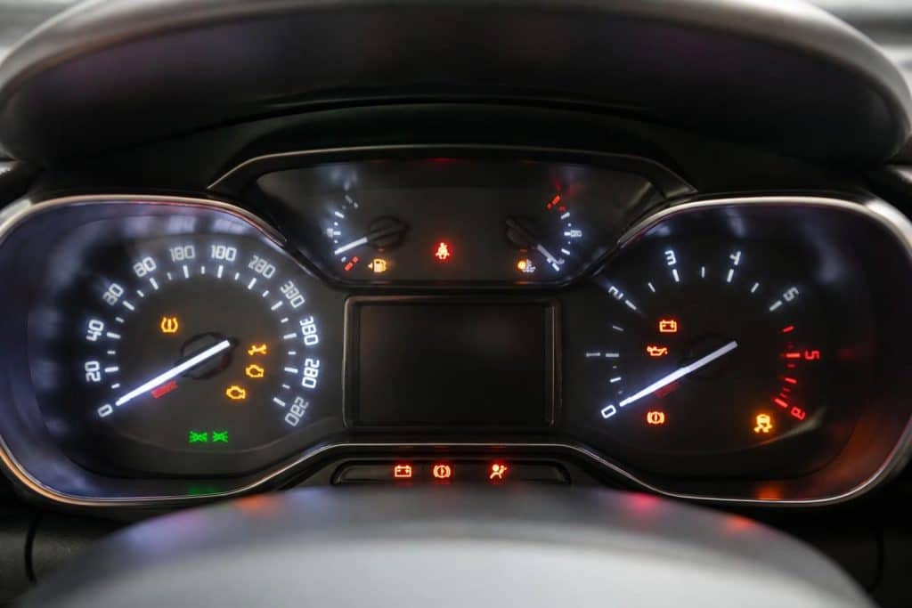découvrez la signification des voyants du tableau de bord de votre citroën c3 et trouvez des solutions rapides pour assurer votre sécurité et éviter les pannes.