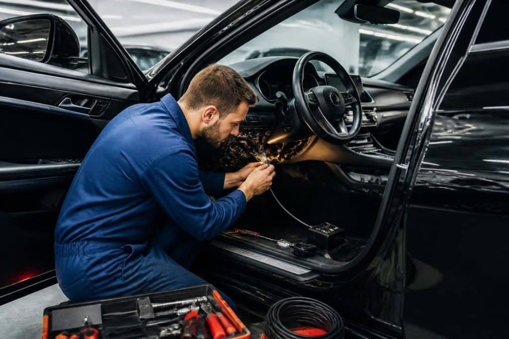 découvrez comment installer une alarme de voiture facilement et efficacement grâce à notre guide étape par étape, pour protéger votre véhicule en toute simplicité.