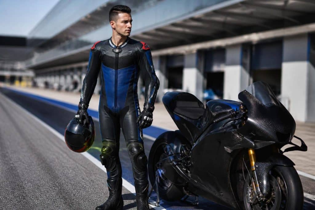 découvrez la taille et le poids de fabio quartararo, pilote emblématique du motogp. informations détaillées sur les caractéristiques physiques du champion.