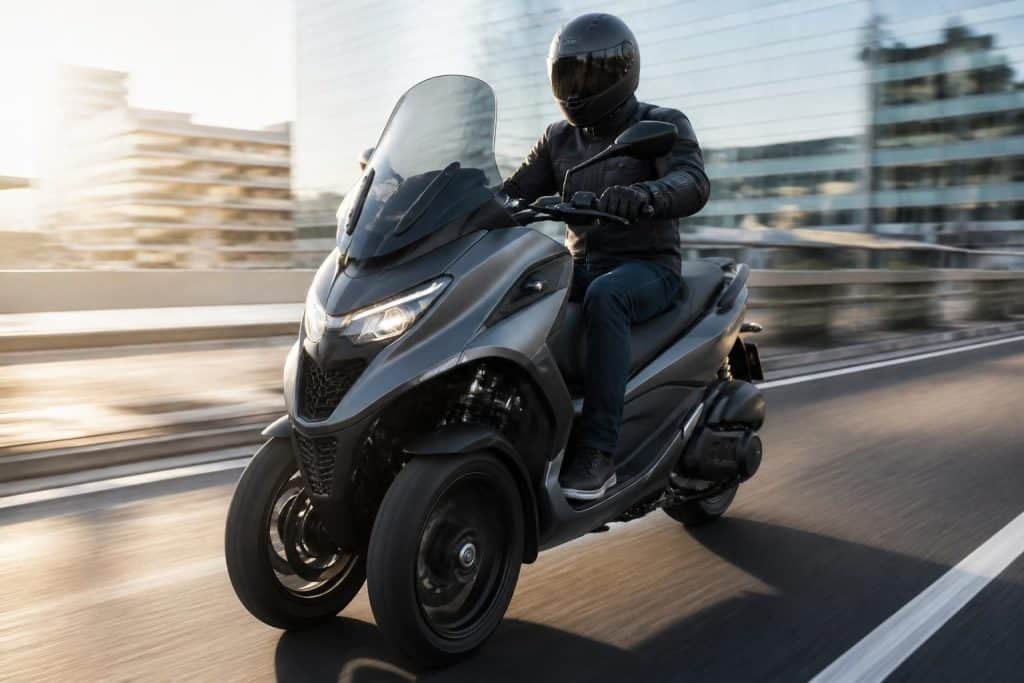 découvrez les performances et les chiffres clés du piaggio mp3 400 2026, sa vitesse maximale, ses caractéristiques techniques et tout ce qu'il faut savoir sur ce scooter innovant à trois roues.
