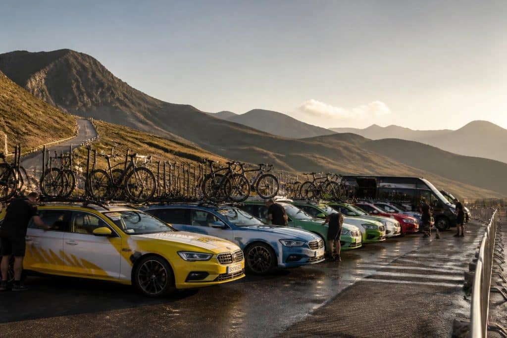 découvrez le destin des voitures utilisées pendant le tour de france et ce qu'elles deviennent une fois la course terminée.