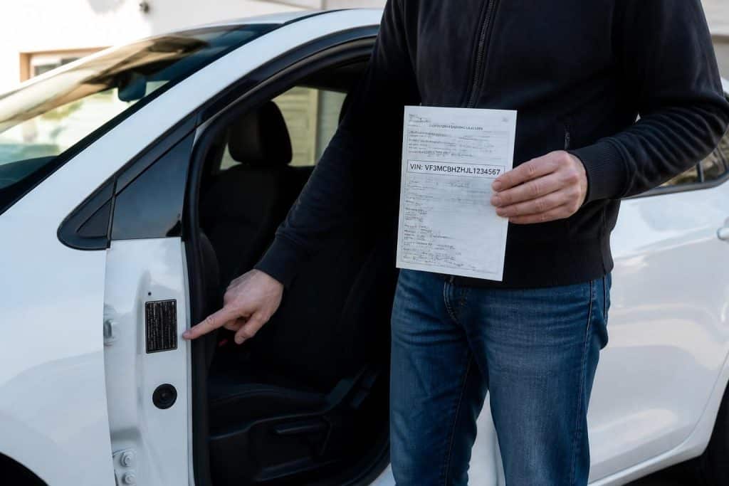découvrez comment trouver facilement le code couleur de votre voiture en utilisant son numéro vin pour des réparations ou personnalisations précises.