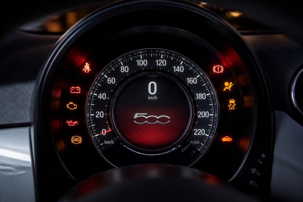 découvrez la signification des voyants de votre fiat 500 et les actions à entreprendre en cas d'alerte pour assurer la sécurité et le bon fonctionnement de votre véhicule.