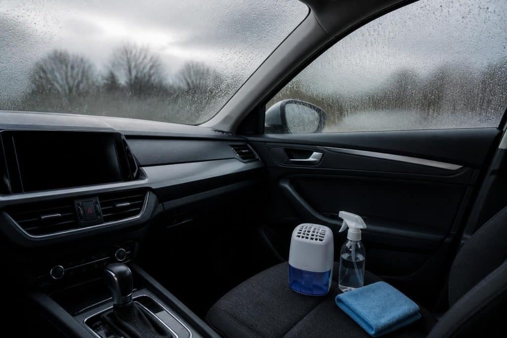 découvrez les causes courantes de la condensation à l'intérieur de votre voiture et apprenez des solutions efficaces pour y remédier rapidement et garder un habitacle sain.
